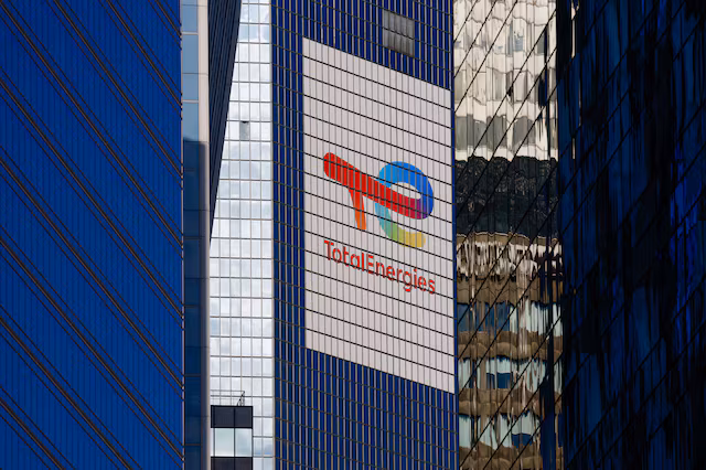 TEWIZPJO4VK5NNQPCFVMTF3GPI A building with a large sign on it's side.